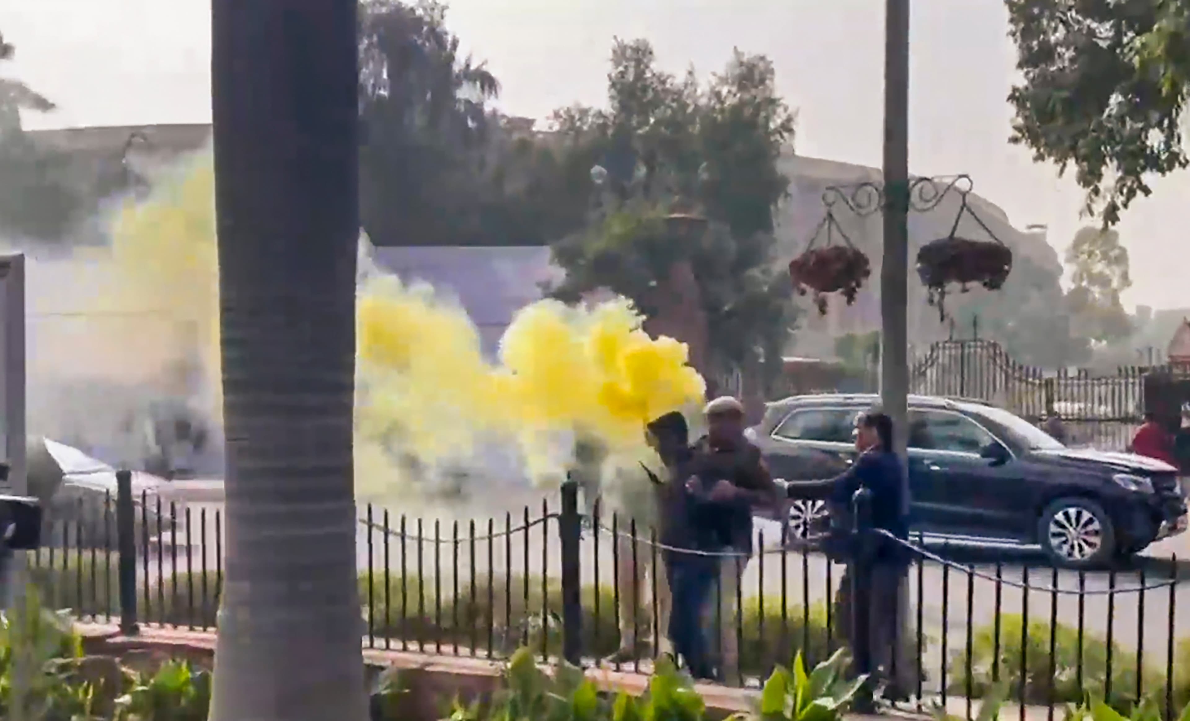 Lok SabhaSecurity Breach: 'मनोरंजन, सागर, नीलम और अमोल...', कौन हैं संसद की सुरक्षा में सेंध लगाने वाले आरोपी