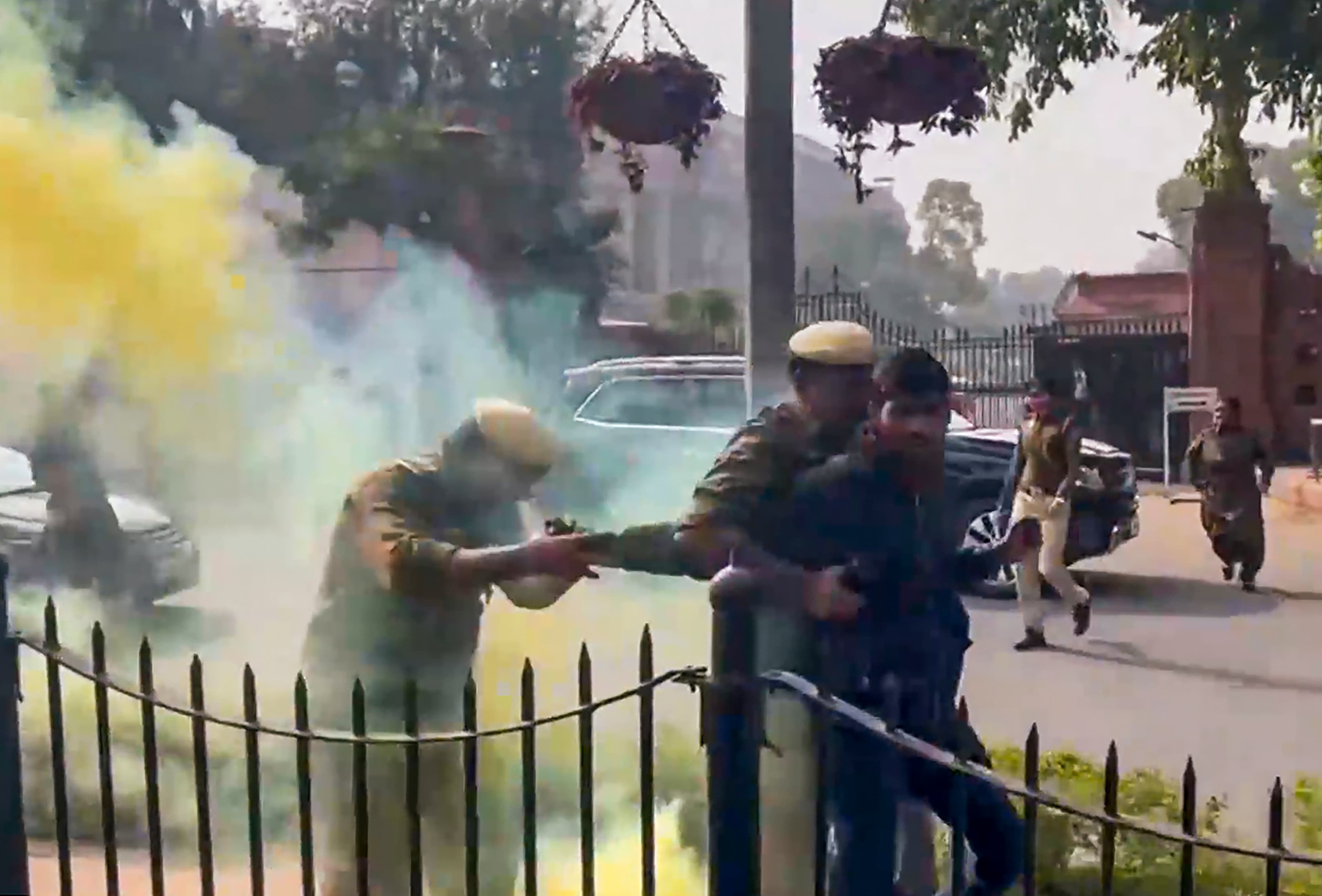 संसद 'स्मोक' कांड के बाद आरोपियों के परिवार का बुरा हाल, रोजी-रोटी के लाले पड़े, घर से बाहर निकलना भी मुश्किल