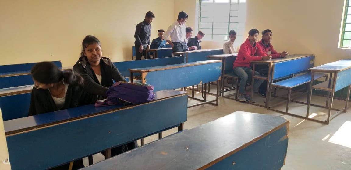 धनबाद : आधे सिलेबस की भी नहीं हुई पढ़ाई और फिजिक्स-इकोनॉमिक्स के शिक्षकों का हो गया ट्रांसफर