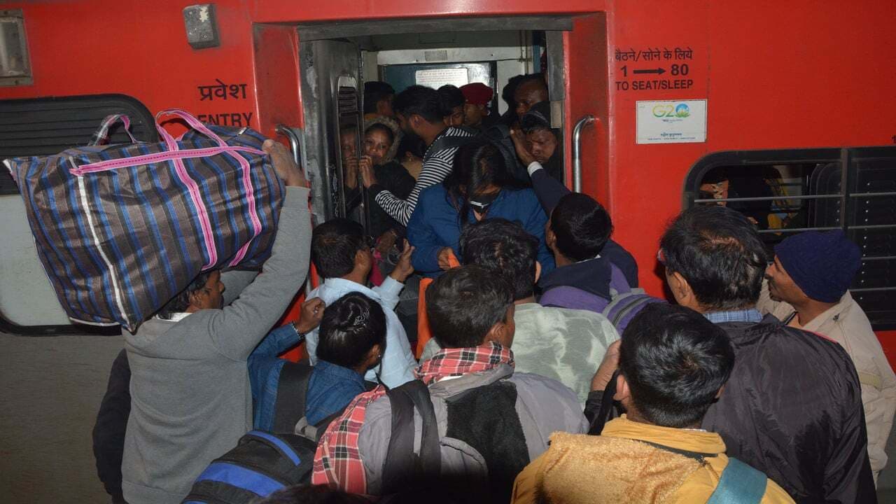 PHOTOS: पटना से दिल्ली जाने वाली ट्रेन में भीड़ देखिए, धक्का-मुक्की के बाद भी सीट तक पहुंचना हुआ मुश्किल