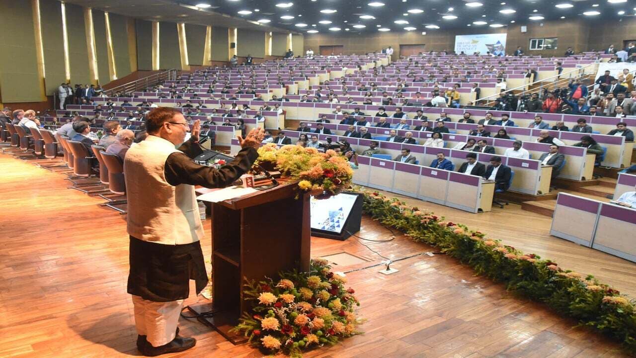 PHOTOS: बिहार में उद्योगों का जाल बिछाने पटना में हुआ महामंथन, देखिए उद्योगपतियों के जुटान की तस्वीरें..