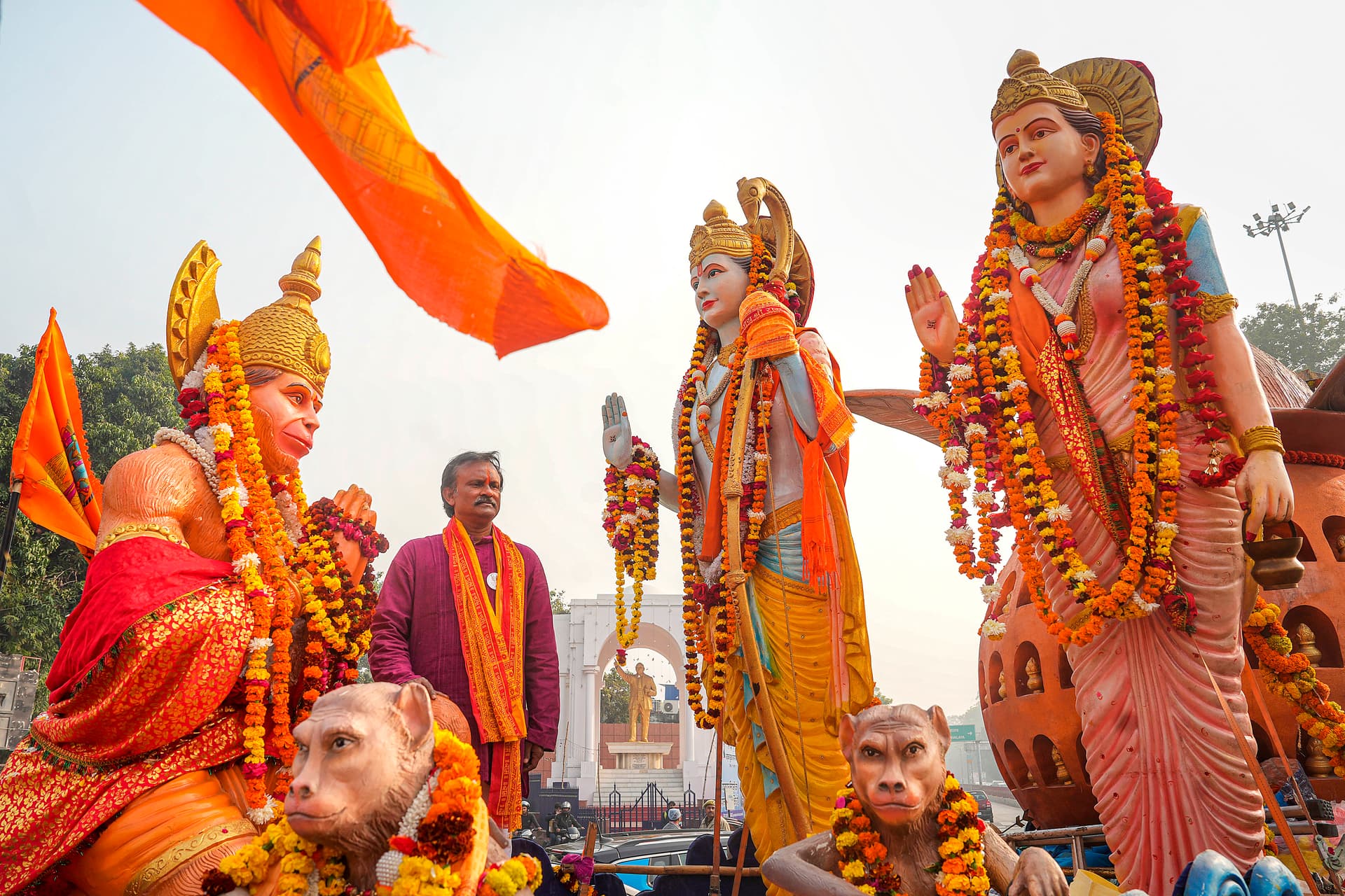 राम मंदिर प्राण प्रतिष्ठा 8 दिन शेष: प्रभु रामलला के लिए 25 हजार पोशाक तैयार, हर दिन के लिए अलग वस्त्र