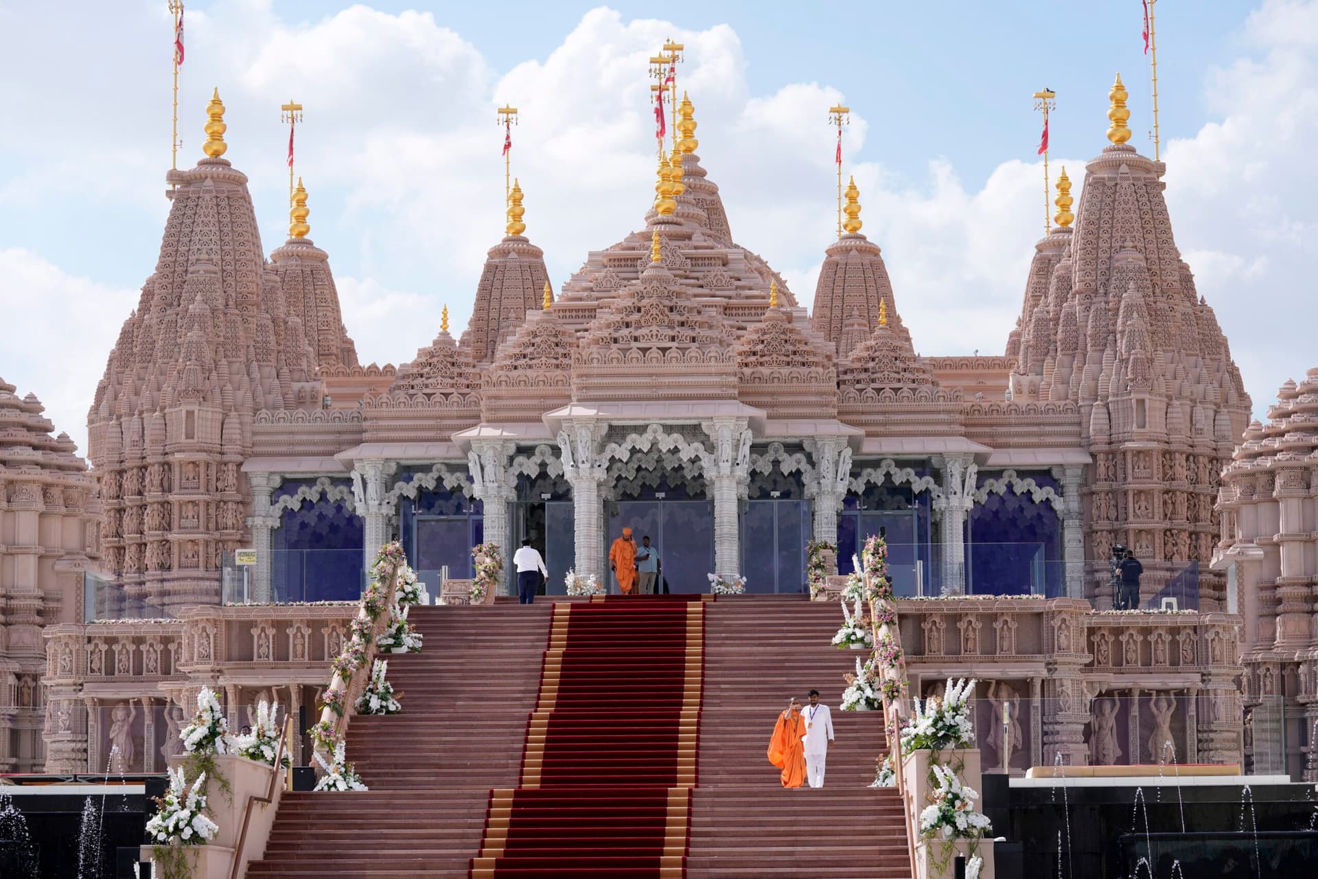 27 एकड़ में फैला अबू धाबी का पहला हिंदू मंदिर, वैज्ञानिक तकनीक और वास्तुशिल्प का अद्भुत संगम, देखें तस्वीरें