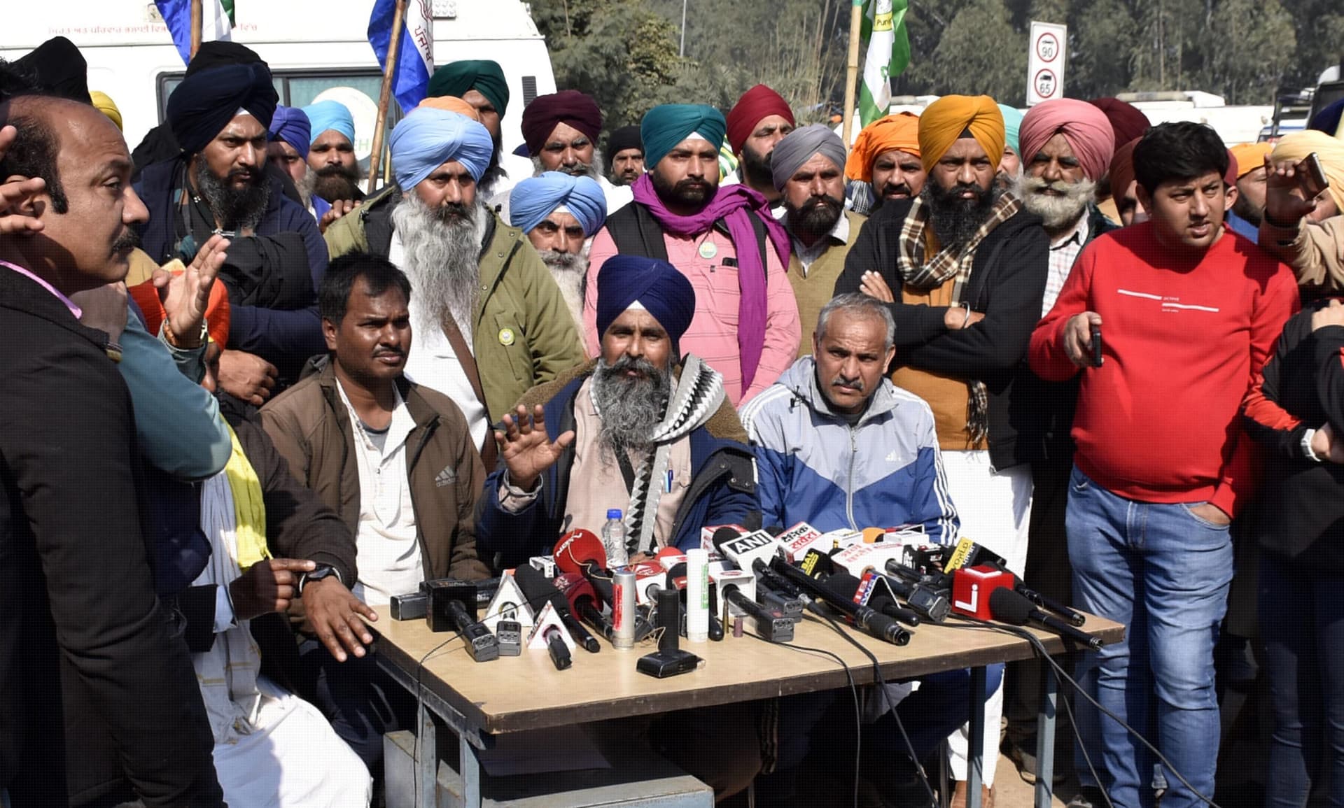 Farmers Protest: सरकार और किसान नेताओं के बीच आज होगी तीसरे दौर की बातचीत, केंद्र के रवैये पर उठाया सवाल