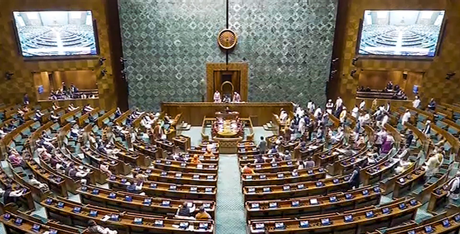 Parliament Session: लोकसभा से आज तीन और सांसद निलंबित, संसद से अबतक 146 MLA हो चुके हैं सस्पेंड