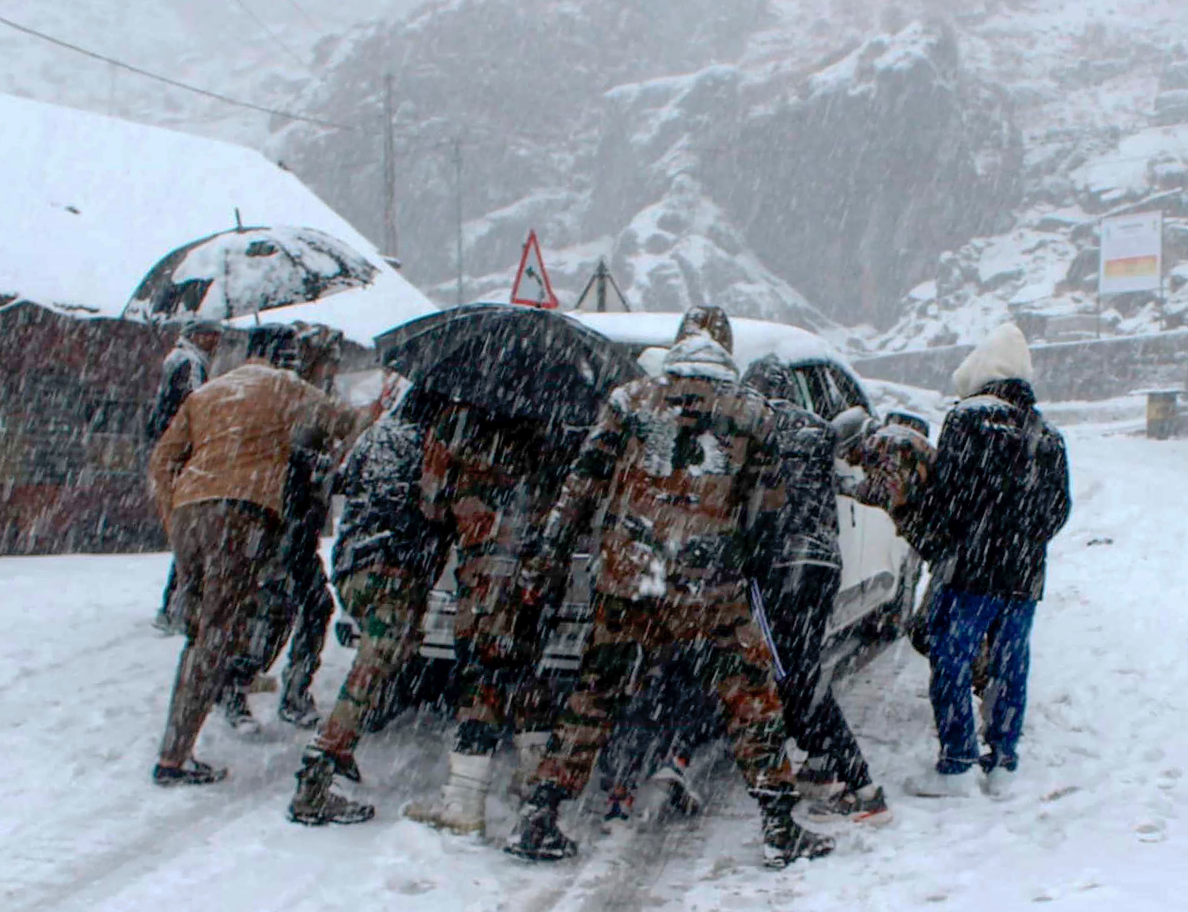Weather Forecast: और बढ़ेगी ठंड, पश्चिमी विक्षोभ की वजह से यहां होगी बारिश और बर्फबारी