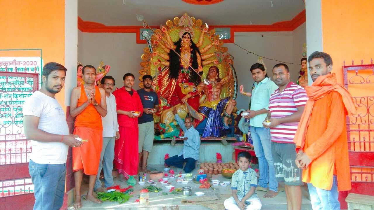 Coronavirus Outbreak: बड़कागांव के चैती दुर्गा पूजा में सोशल डिस्टेंसिंग का किया जा रहा है पालन