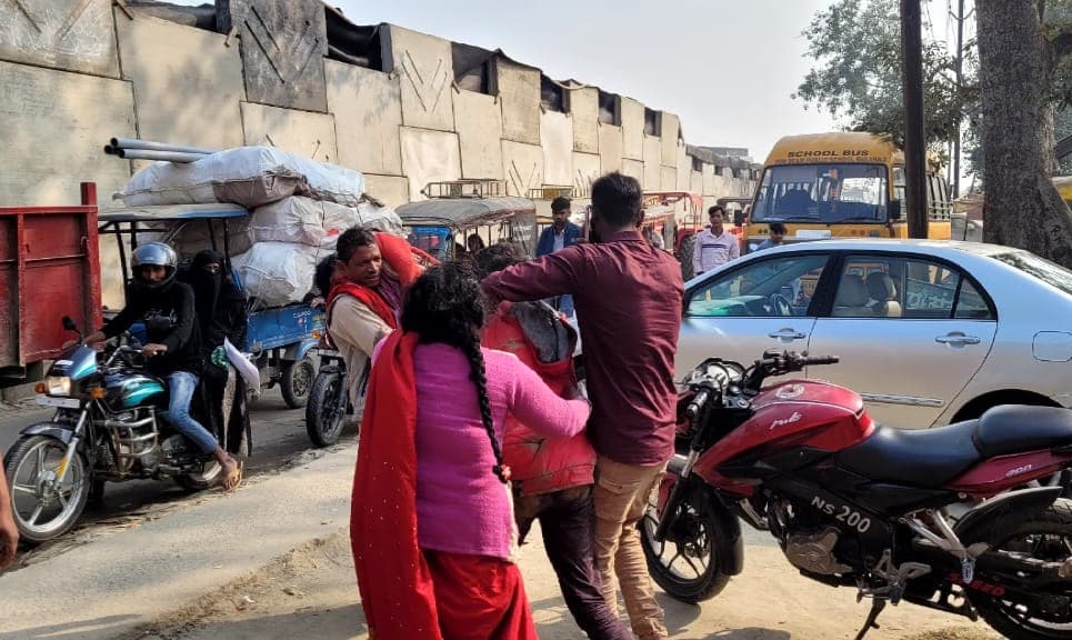 Traffic jam in Bagaha: बिहार के बगहा में लगा महाजाम, इलाज के अभाव में गर्भवती महिला की मौत