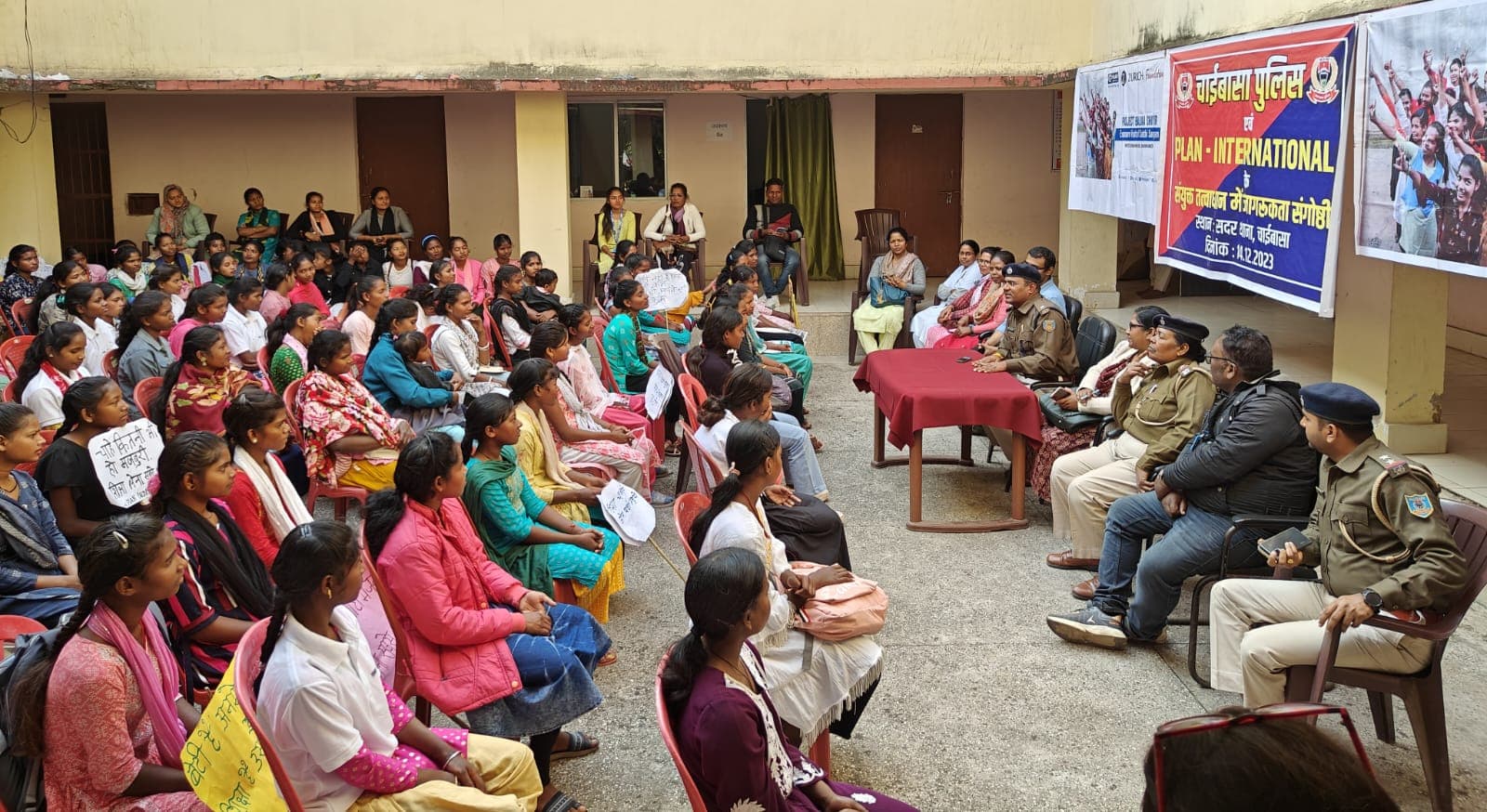 चाईबासा पुलिस और प्लान इंडिया की संगोष्ठी आयोजित, महिलाओं व बालिकाओं को मानव तस्करी के बारे में किया जागरूक