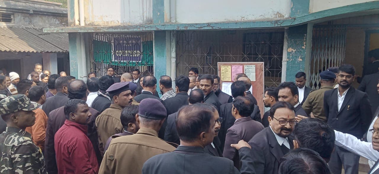 चाईबासा : मतदान के दौरान आपस में भिड़े अधिवक्ता, हुई धक्का-मुक्की