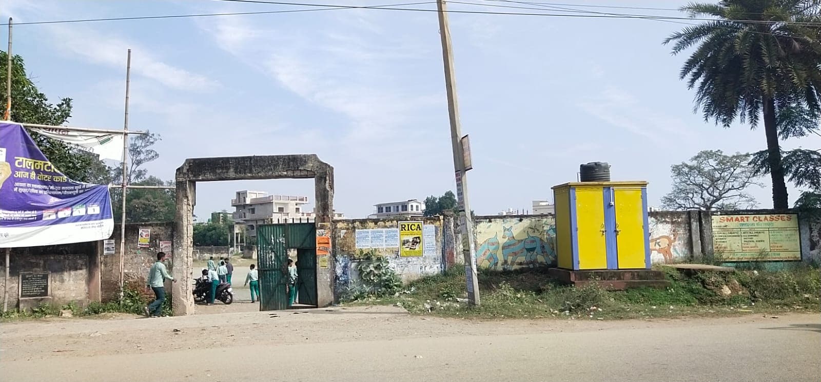 पश्चिमी सिंहभूम : जिला व नगर प्रशासन की अनदेखी से बदहाल हुआ पोड़ाहाट स्टेडियम, बना मवेशियों का अड्डा