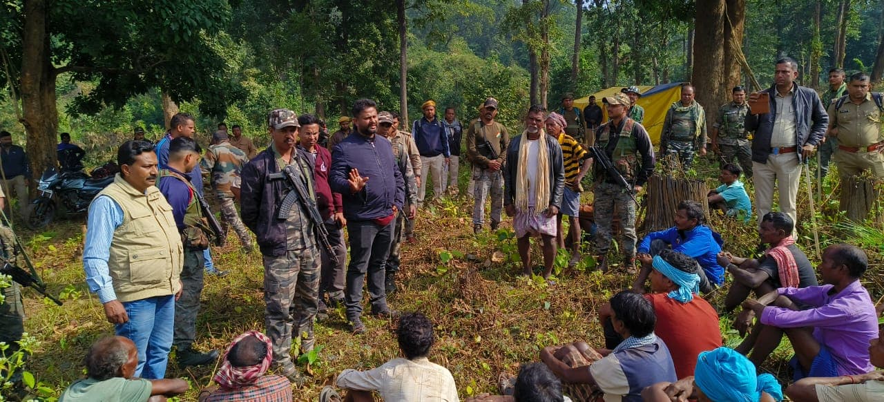 झारखंड : गांव बसाने के लिए सारंडा में काट डाले 500 से अधिक पेड़, वन विभाग और पुलिस ने लोगों को खदेड़ा
