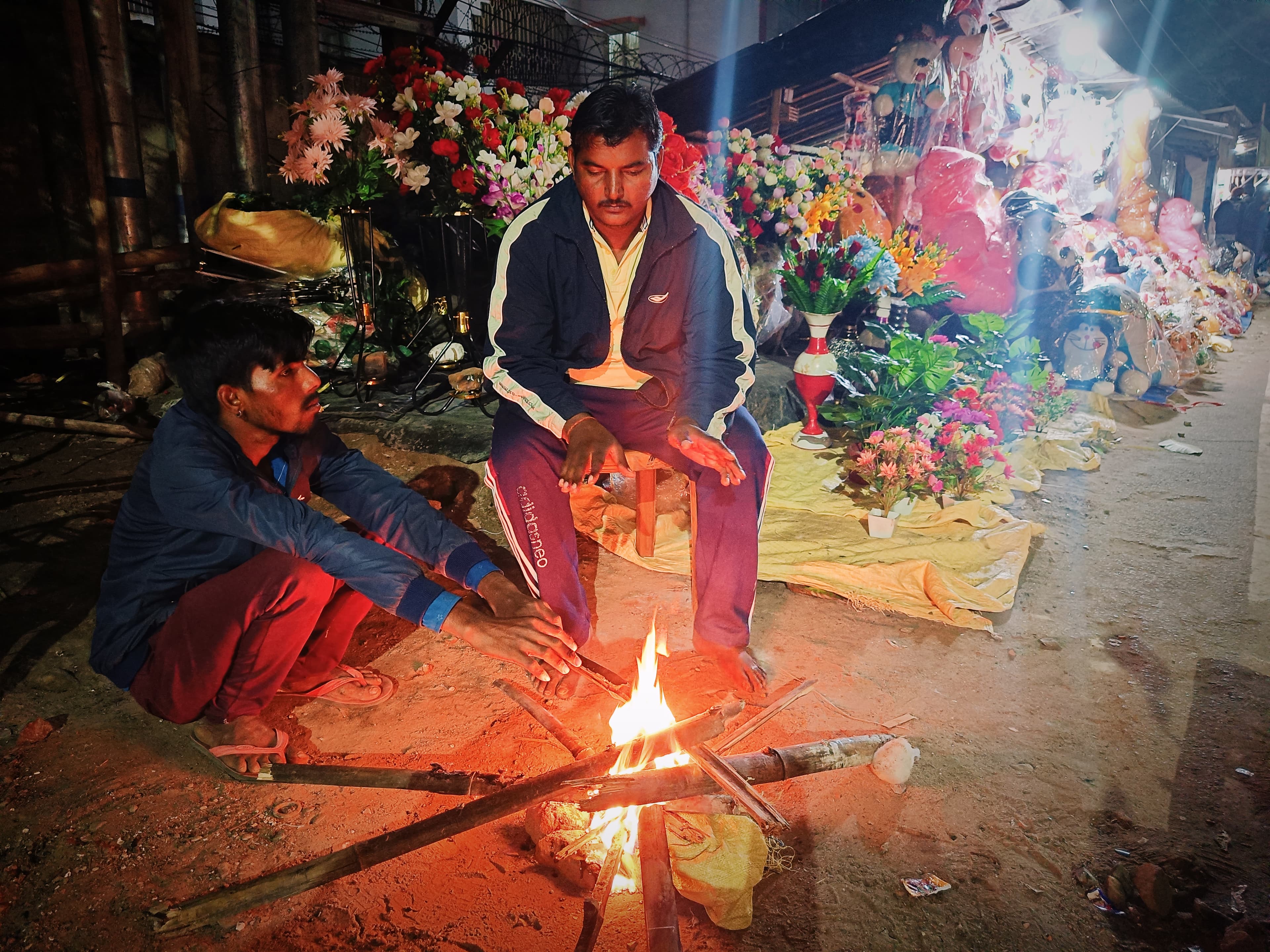धनबाद : पारा पहुंचा नौ डिग्री पर, ठंड से बचने के लिए जलने लगे अलाव