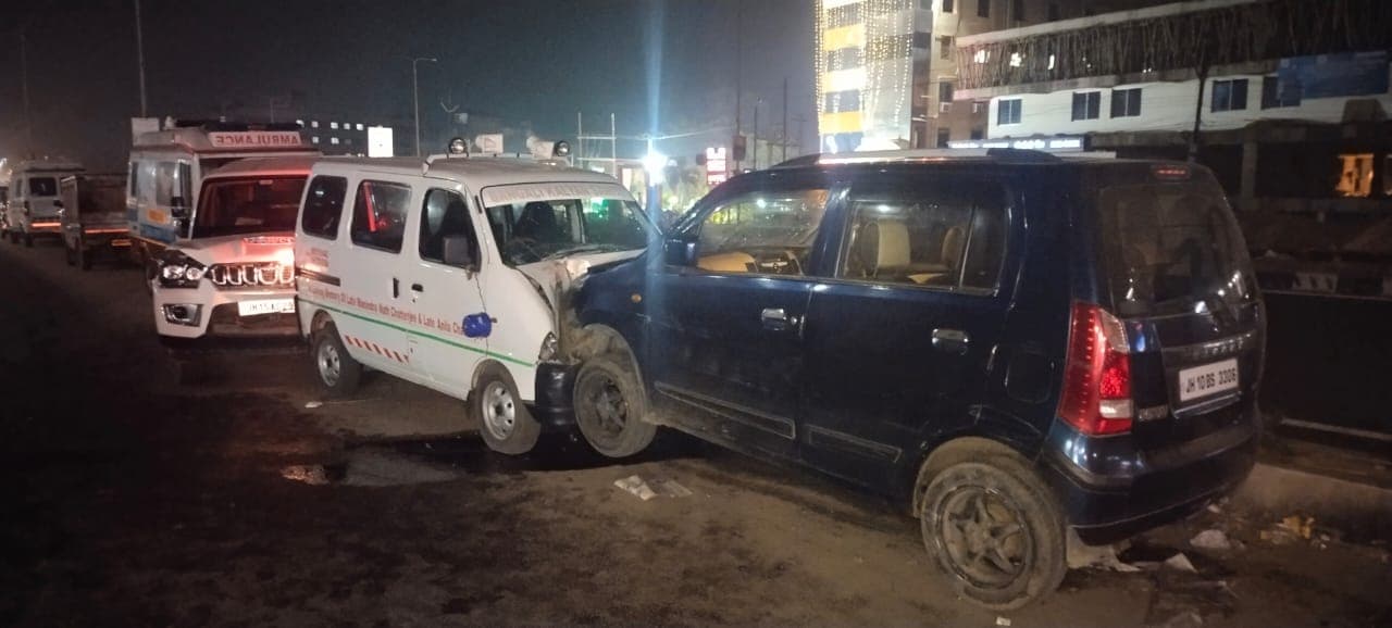 धनबाद : असर्फी अस्पताल के पास कार ने एंबुलेंस को मारी टक्कर