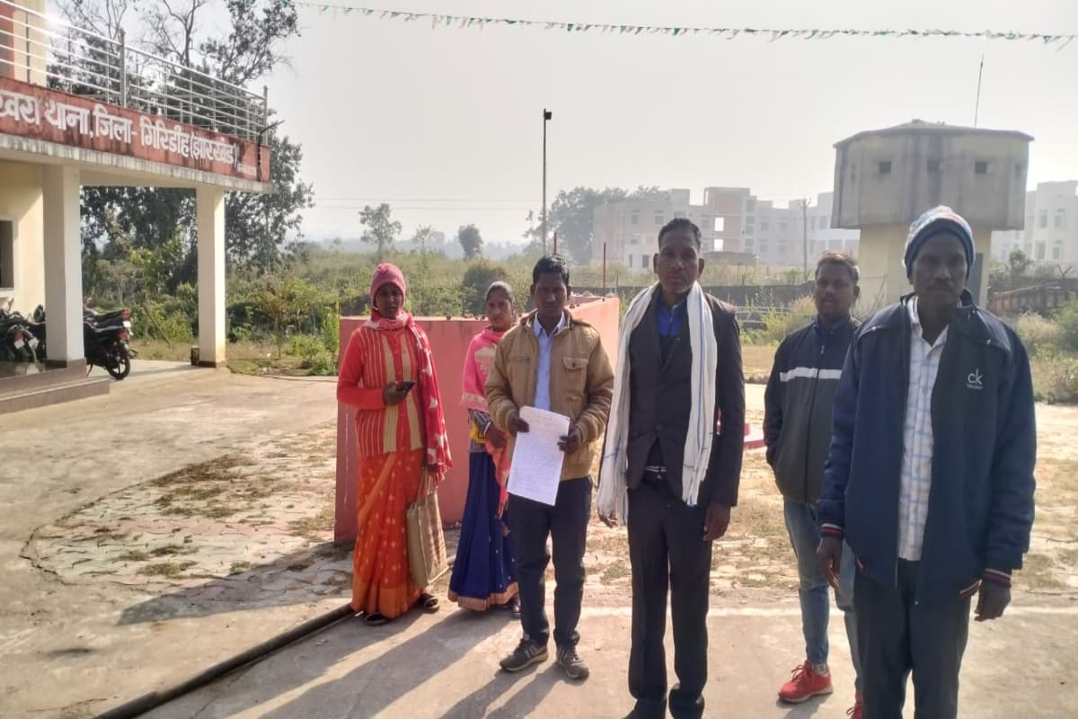 Giridih: नाबालिग को अगवा कर कराई शादी, लड़की के पिता ने पुलिस से लगाई इंसाफ की गुहार