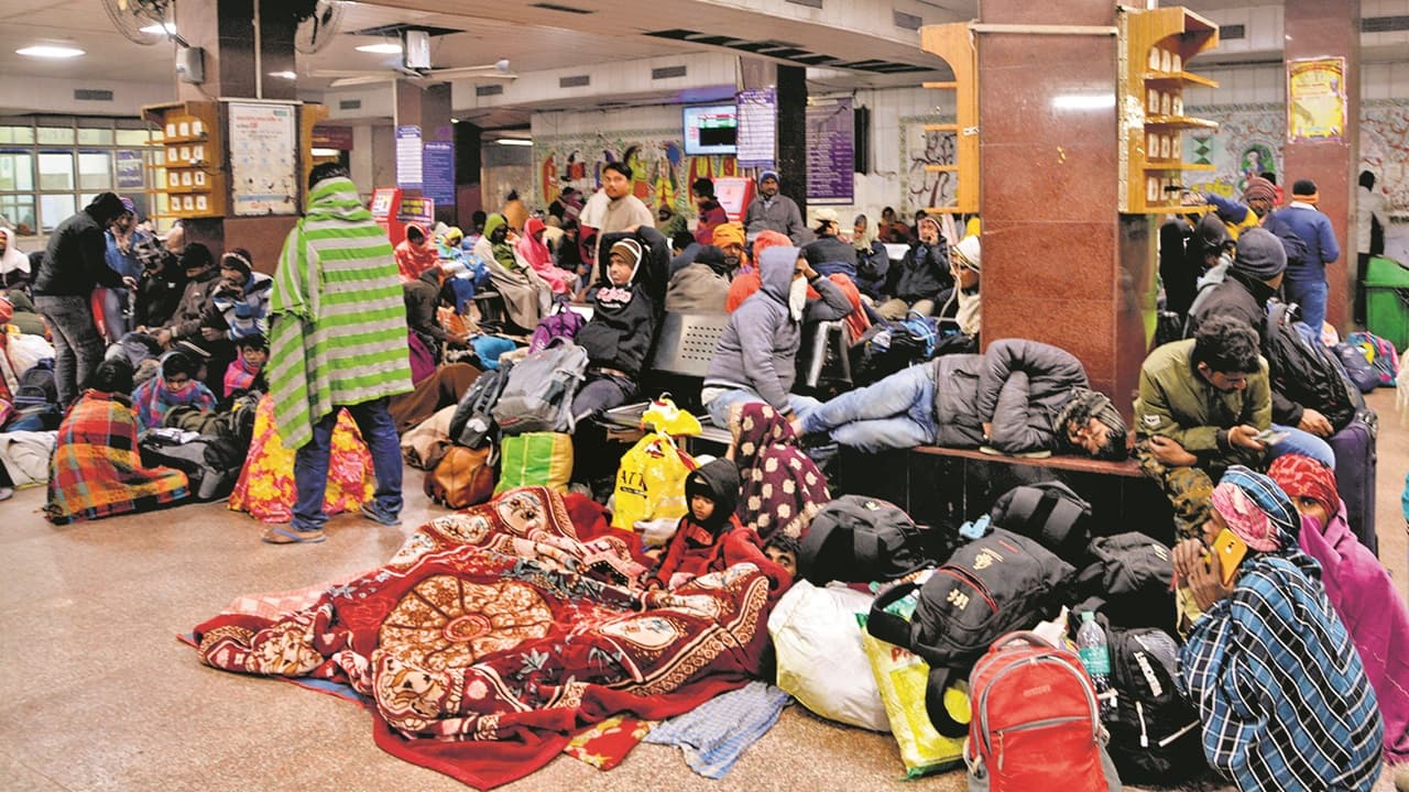 बिहार: कोहरे के कारण 18 घंटे तक ट्रेन लेट, रेलवे स्टेशन पर कांपने को यात्री मजबूर, देखिए तस्वीरें