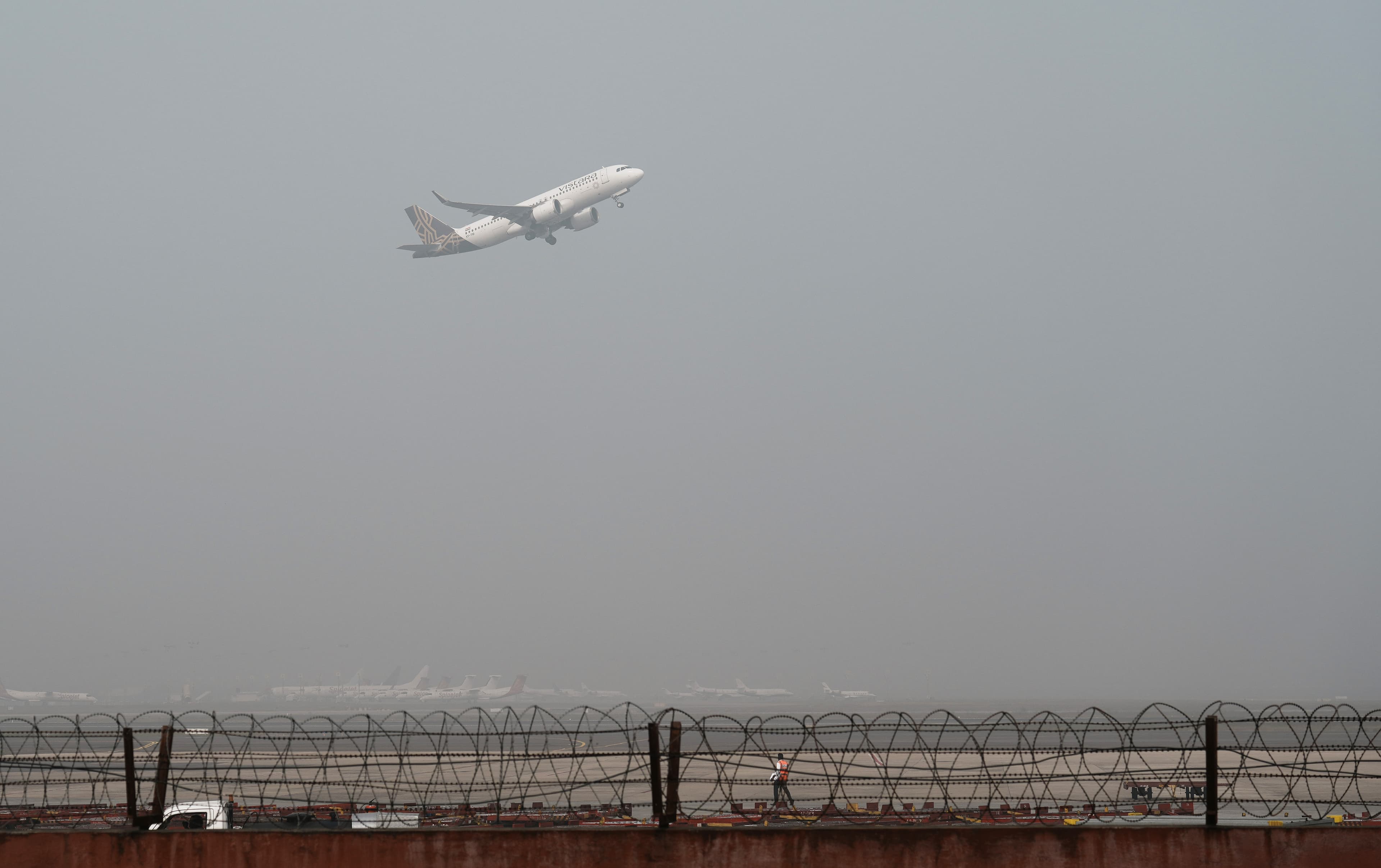 जाना था गोवा पहुंच गये हवालात! इंडिगो विमान के कैप्टन को यात्री ने जड़ दिया जोरदार मुक्का, देखें वायरल वीडियो