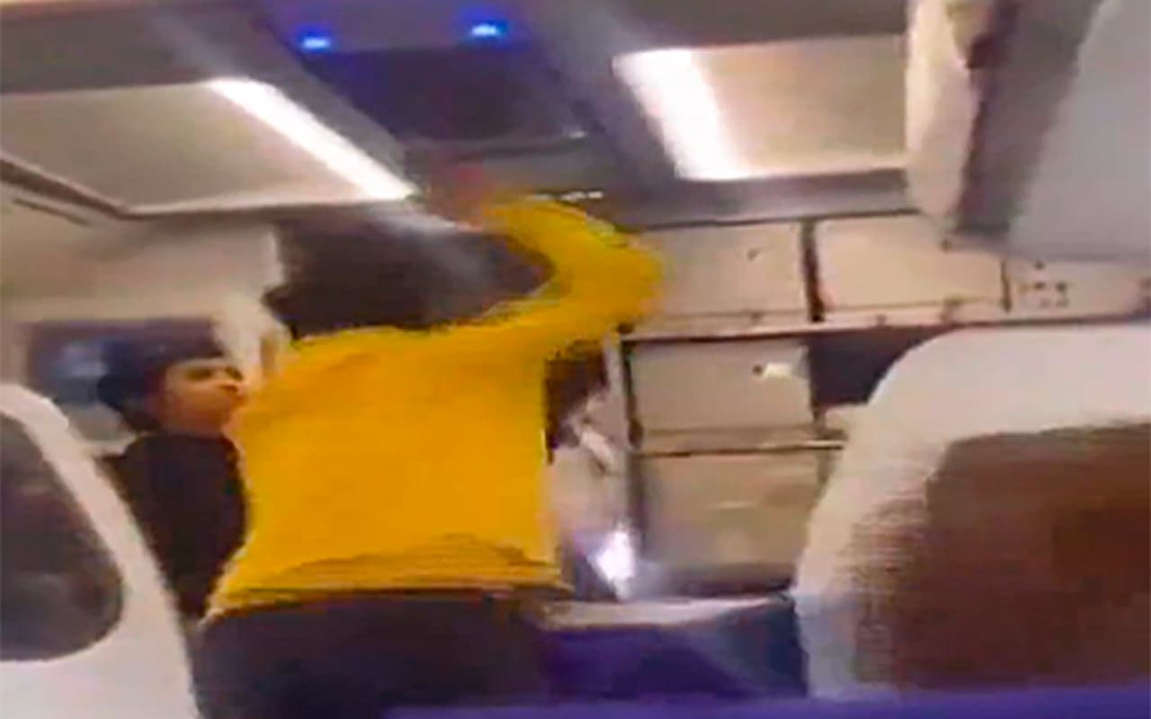 कौन हैं साहिल कटारिया..? प्लेन में पायलट पर चला दिया था मुक्का, DGCA को जारी करना पड़ा SOP