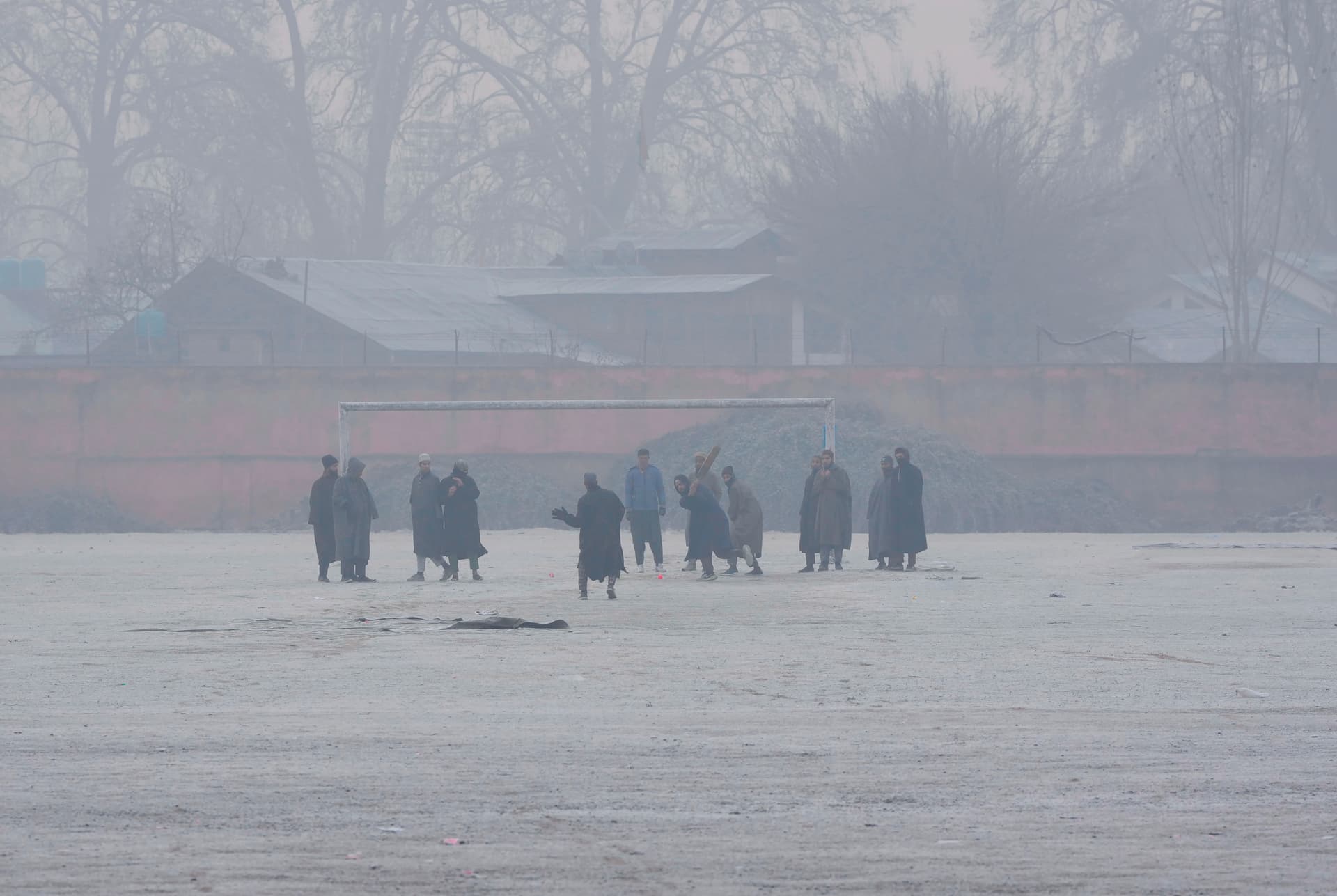 Weather Forecast: जम्मू कश्मीर में बर्फबारी तो यहां हो रही आफत की बरसात, जानें अपने राज्य का मौसम