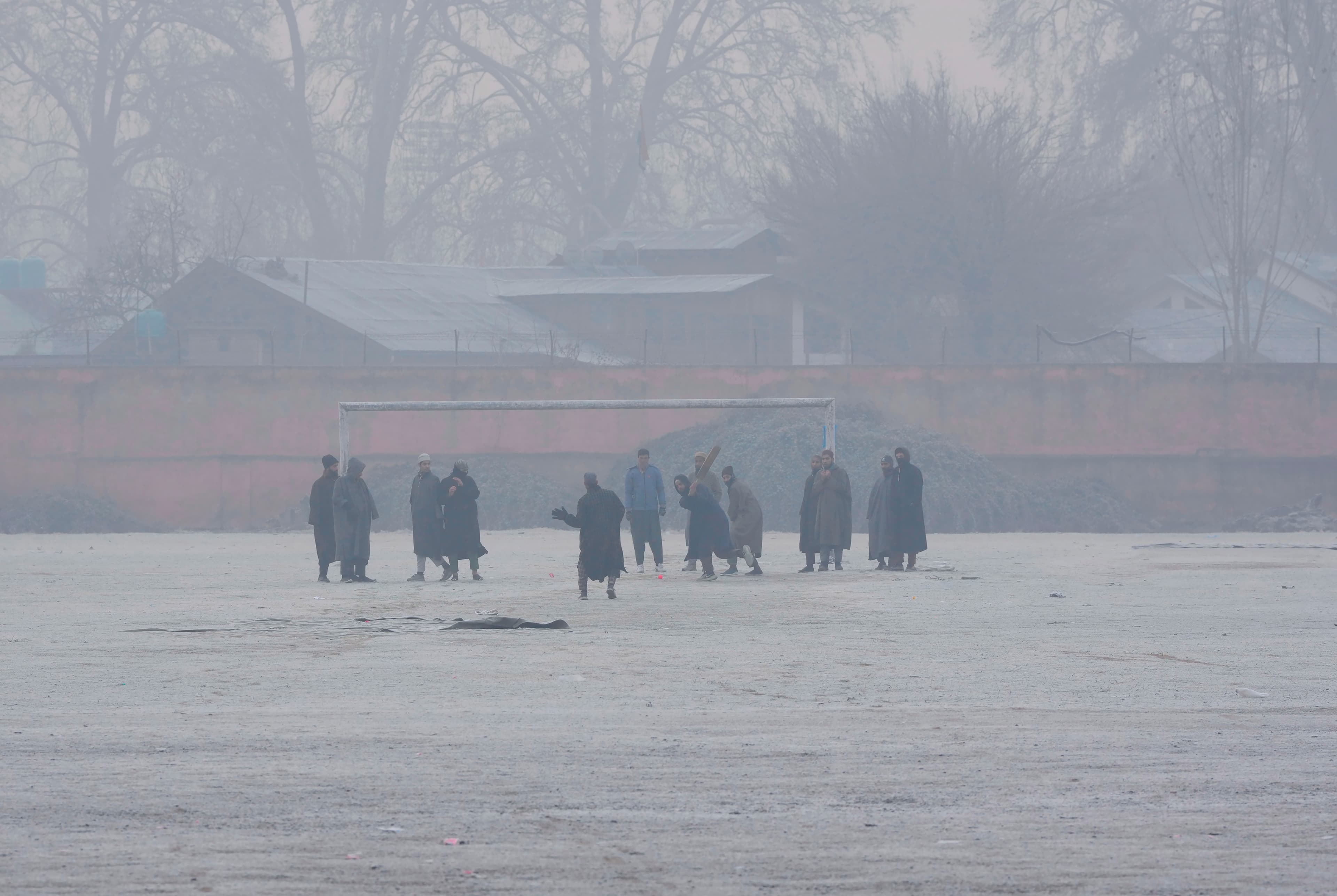 Weather Forecast: जम्मू कश्मीर में बर्फबारी तो यहां हो रही आफत की बरसात, जानें अपने राज्य का मौसम