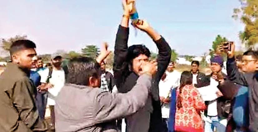 जेएसएससी के अभ्यर्थी ने किया आत्मदाह का प्रयास, नियुक्ति परीक्षा नहीं होने से नाराज युवाओं ने किया प्रदर्शन