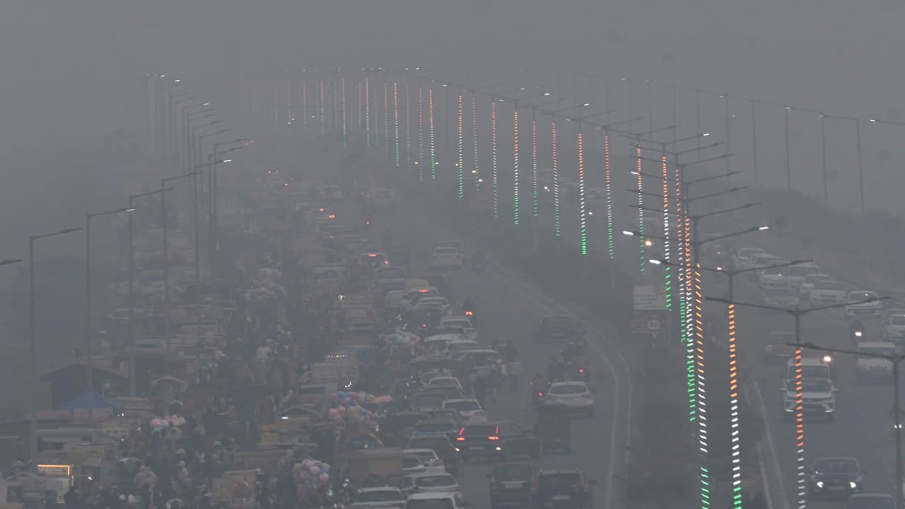 बिहार में शीतलहर का प्रकोप, ठंडी हवाओं ने बढ़ाई परेशानी, कोहरे के चपेट में शहर की देखिए तस्वीरें