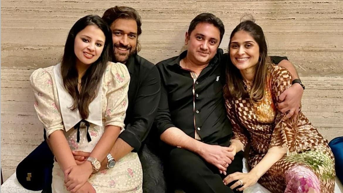 MS DHONI संग साक्षी ने इंस्टाग्राम पर शेयर की रोमांटिक तस्वीरें, दुबई में उठाया पार्टी का लुत्फ