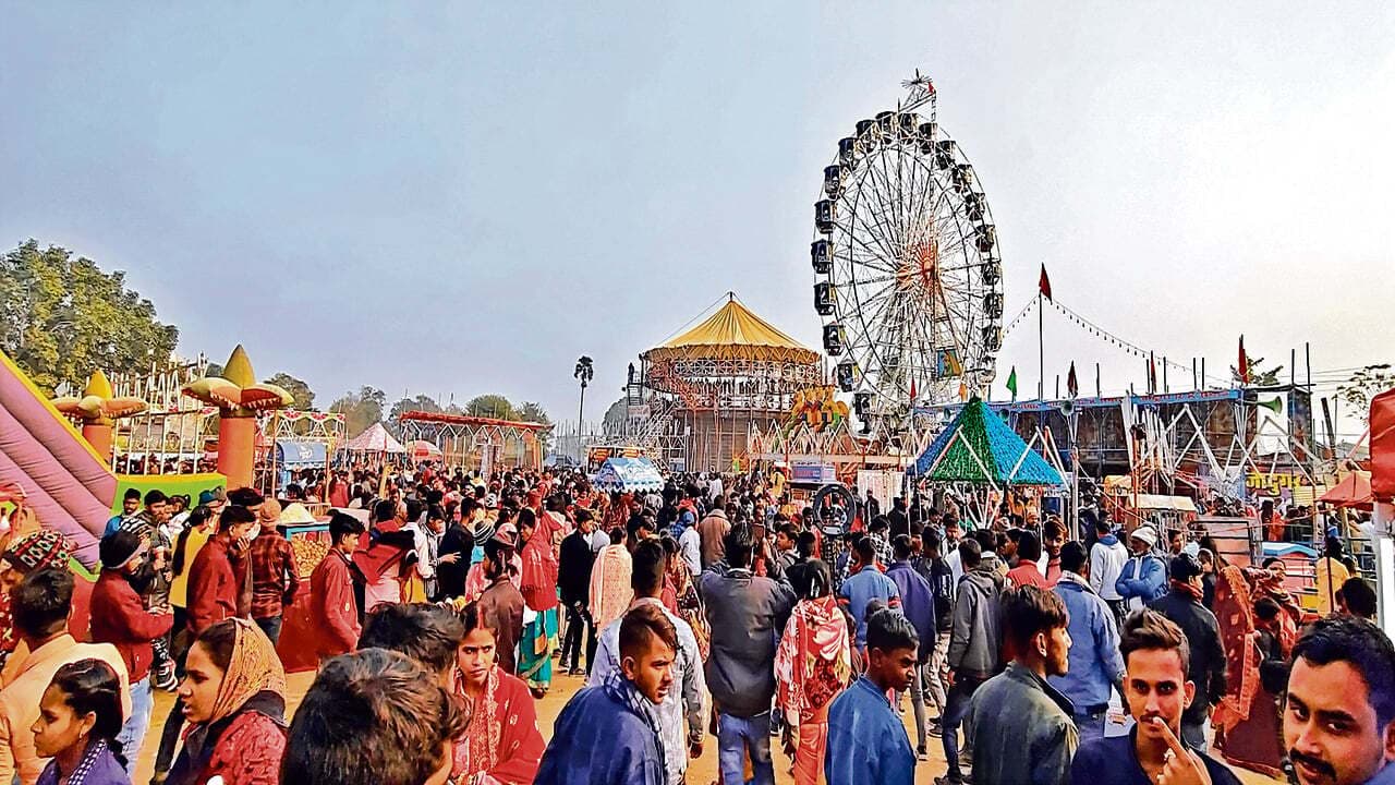 मंदार महोत्सव PHOTOS: कड़ाके की ठंड के बावजूद बौंसी मेले में उमड़ी रही भीड़, गुलजार रहा बाजार,देखिए तस्वीरें..