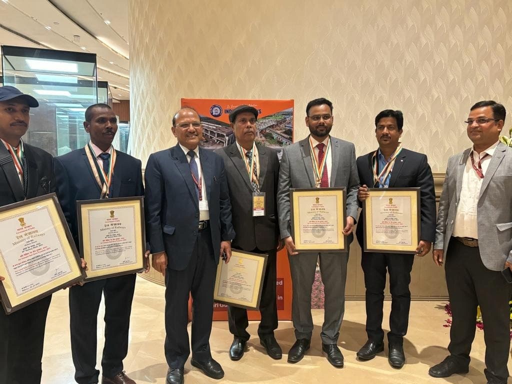 झारखंड : धनबाद रेल मंडल के एक अधिकारी व दो कर्मचारी पुरस्कृत