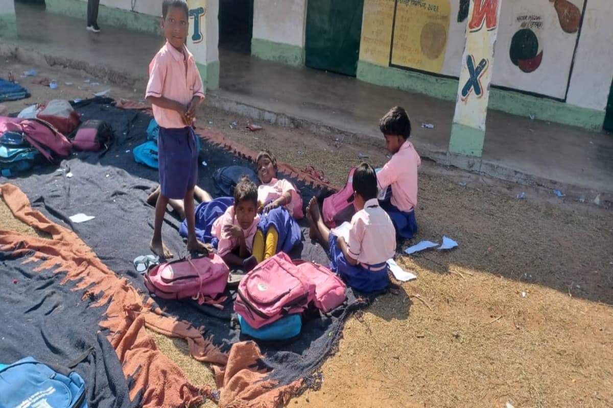 Jharkhand School Story: गुमला के इस स्कूल में पढ़ने नहीं, सोने और खेलने आते हैं बच्चे
