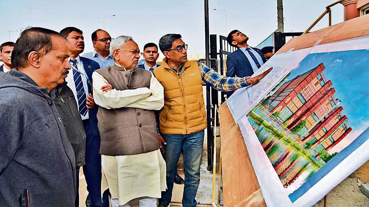 PHOTOS: पटना में बन रहा देश का सबसे बड़ा सरकारी अस्पताल, निरीक्षण करने PMCH पहुंचे नीतीश कुमार