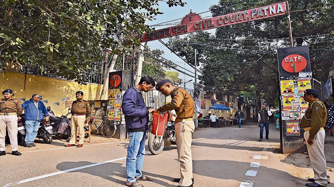 PHOTOS: कोर्ट परिसर में मर्डर के बाद सख्त हुई पटना पुलिस, कड़ी जांच के बाद दी जा रही कैंपस में एंट्री