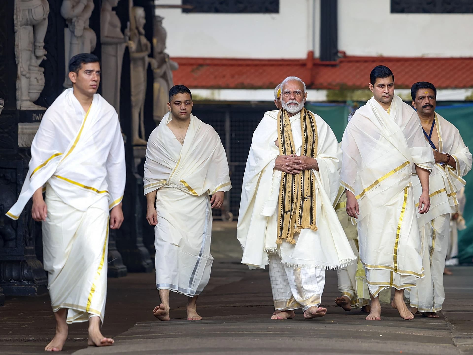 PHOTOS: ‘मुंडू’ और ‘वेष्टि’ पहने मंदिर पहुंचे पीएम मोदी, इस अभिनेता की बेटी के शादी में हुए शामिल