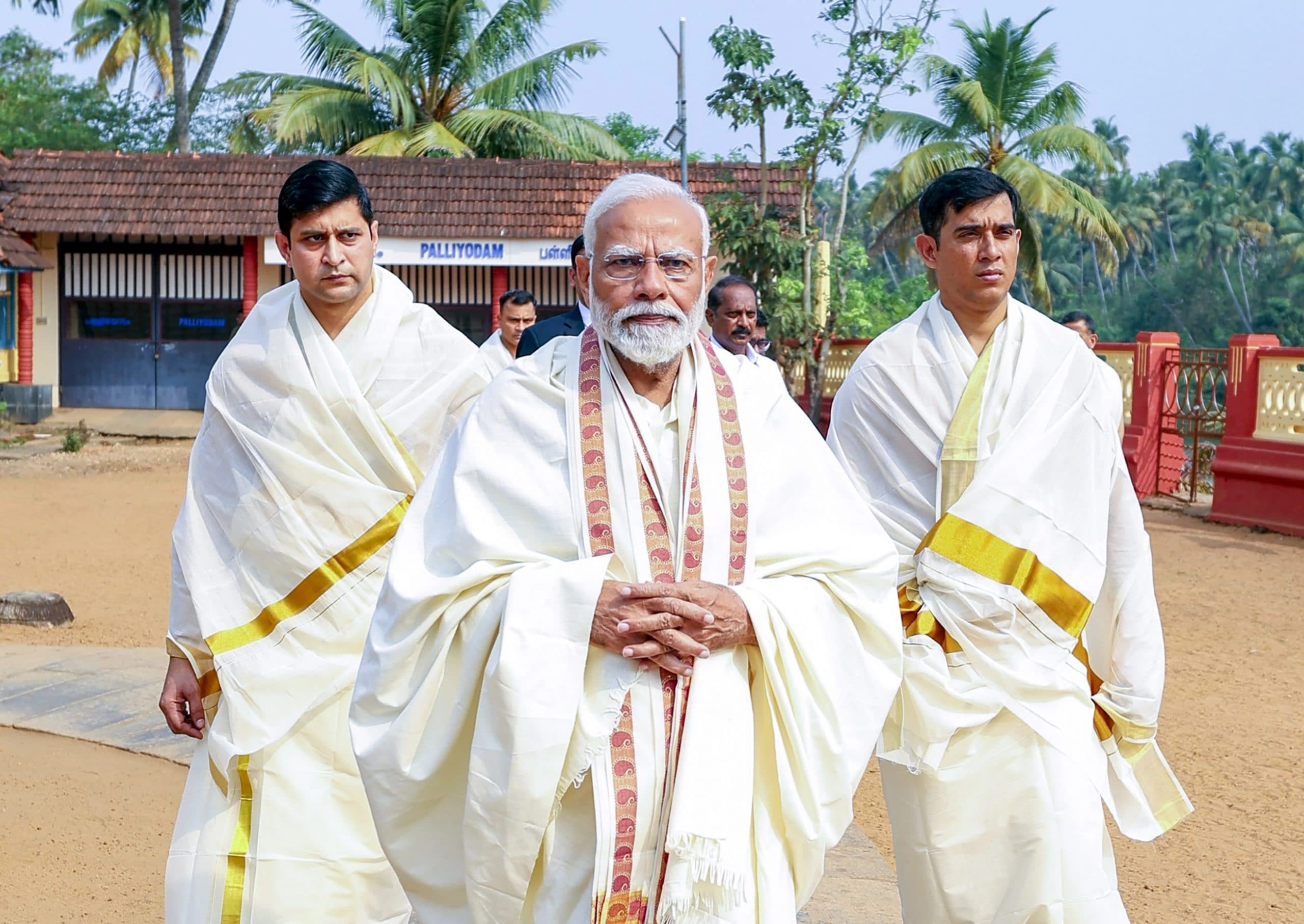 'हर हर मोदी...एवरी हाउस मोदी जी'! हाथी को खाना खिलाने के बाद रंगनाथस्वामी मंदिर में पूजा करने पहुंचे पीएम मोदी