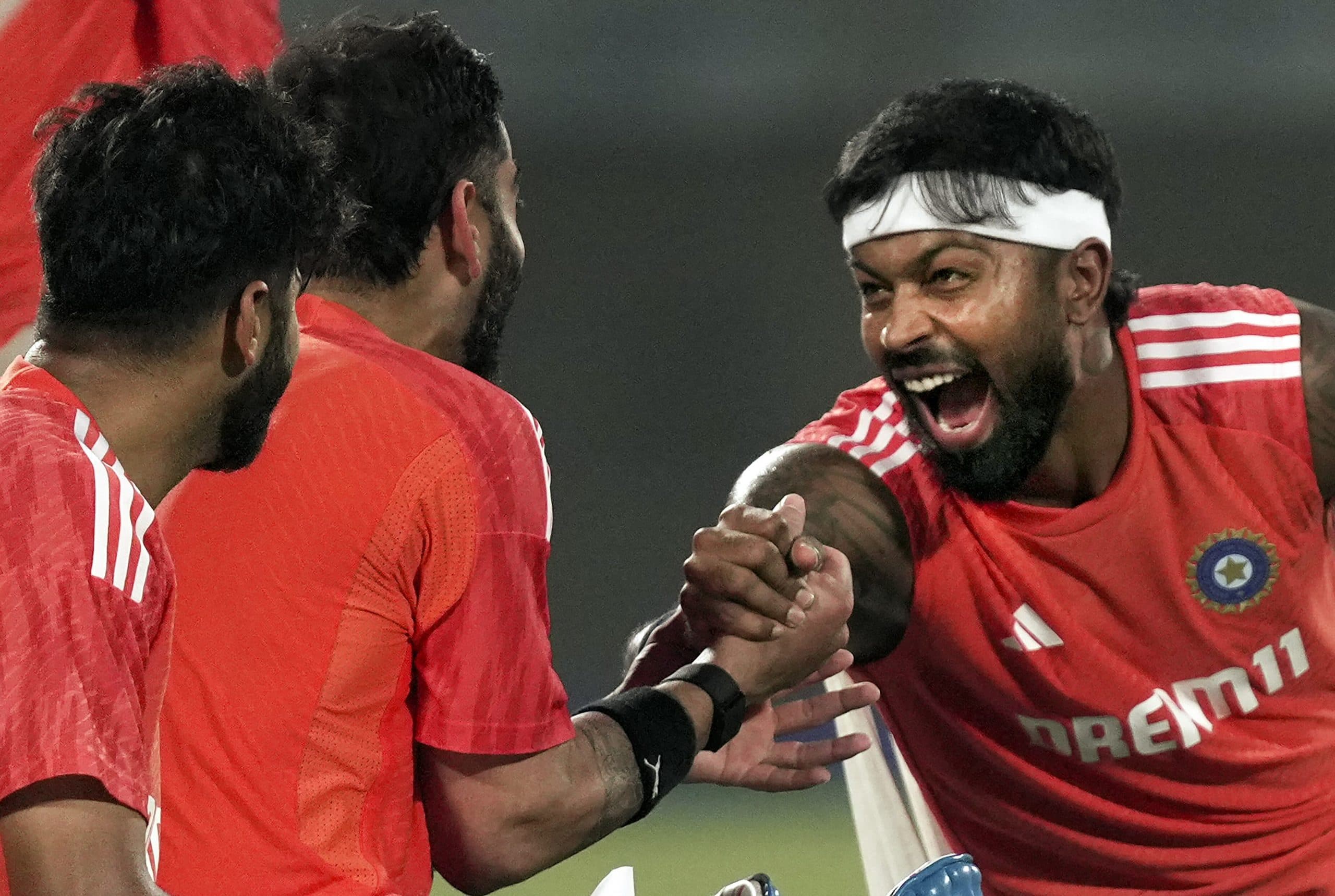 हार्दिक पांड्या कर रहे हैं कड़ी मेहनत, जिम में बहा  रहे हैं पसीना, देखें वीडियो