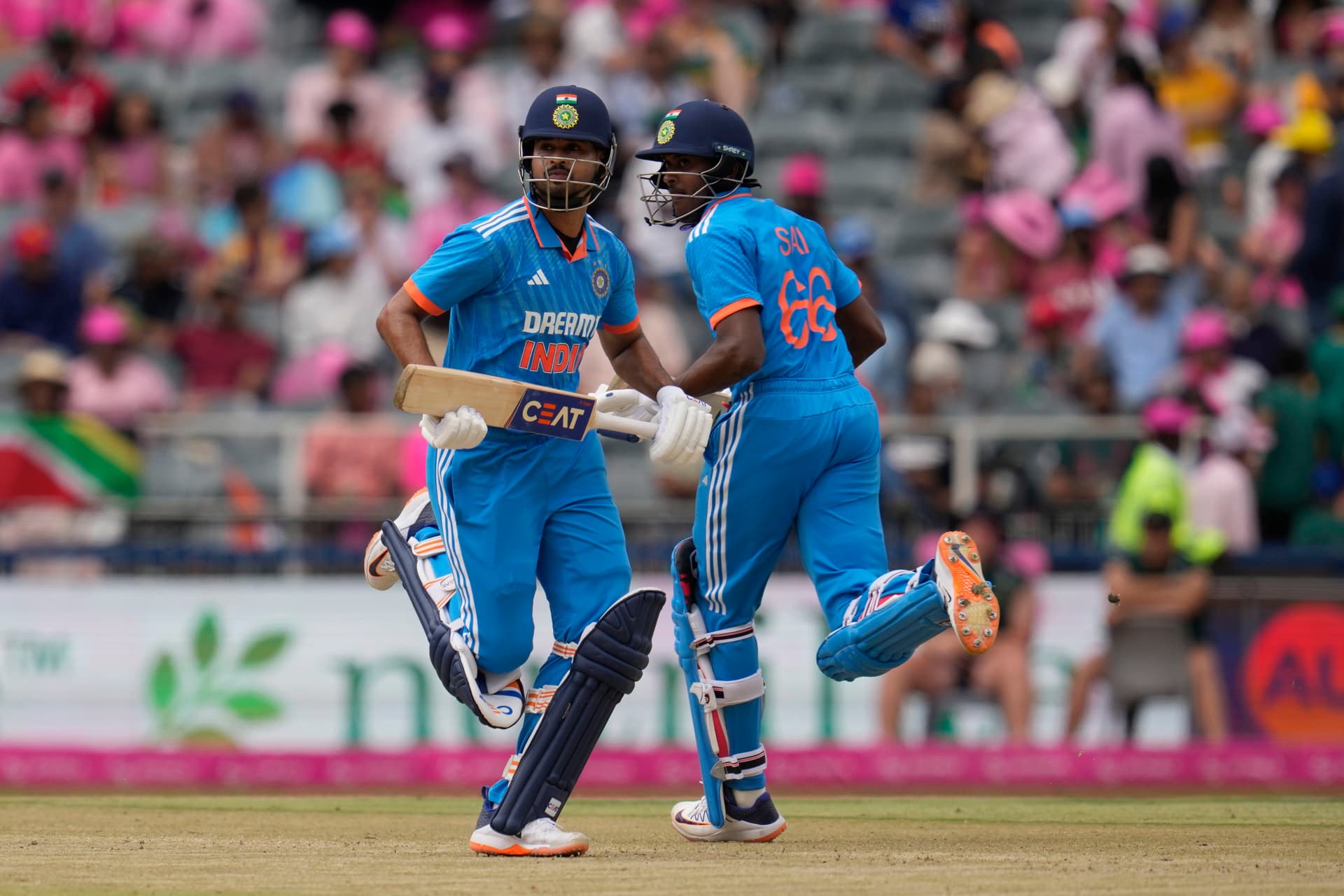 IND vs SA ODI: भारत ने दक्षिण अफ्रीका को 8 विकेट से रौंदा, साई सुदर्शन का डेब्यू फिफ्टी, अर्शदीप का 5 विकेट