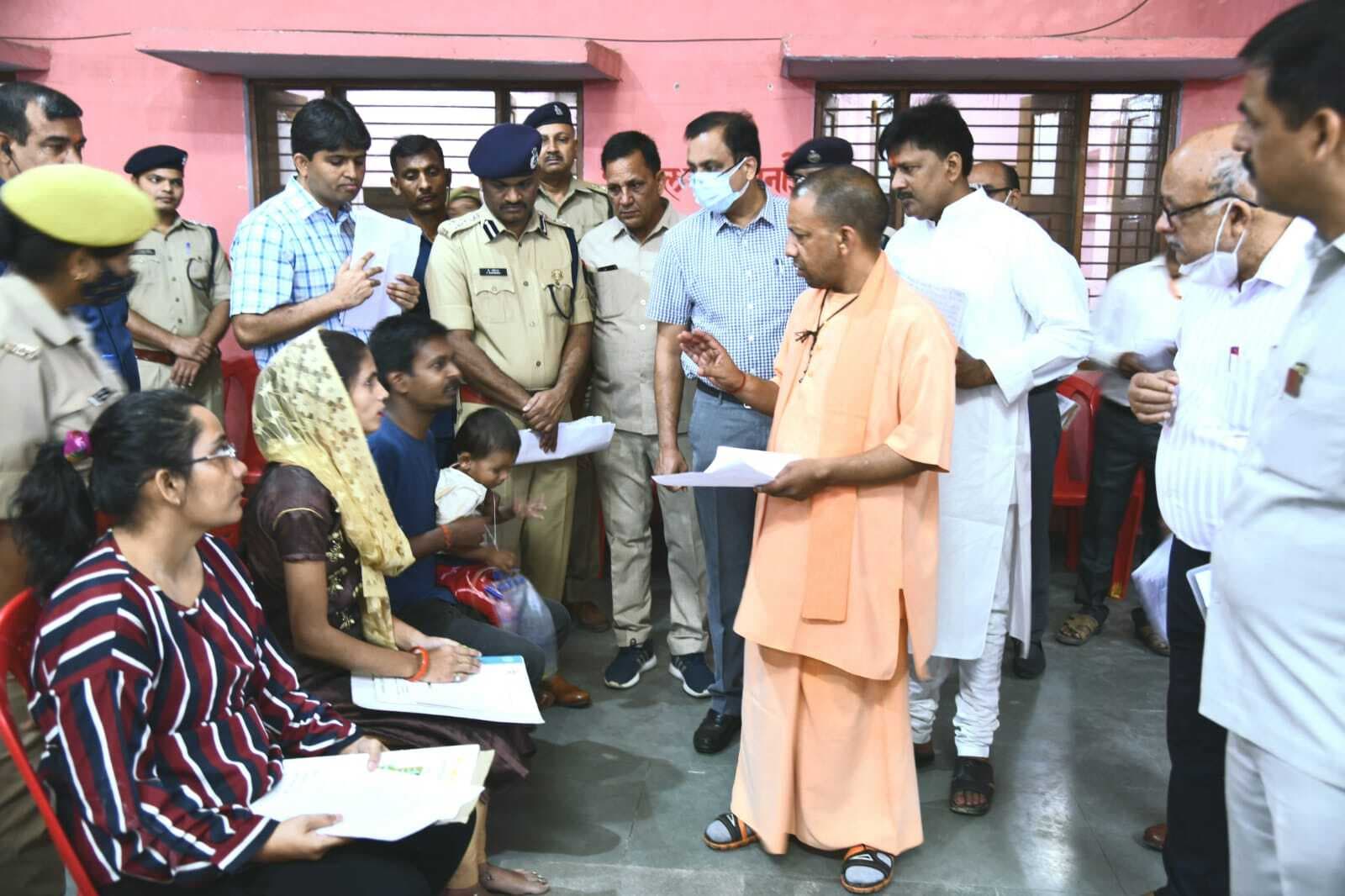 UP News: जनता दरबार में अपने बच्चे के इलाज के लिए माता-पिता ने लगायी गुहार तो सीएम योगी ने लिया ये एक्शन