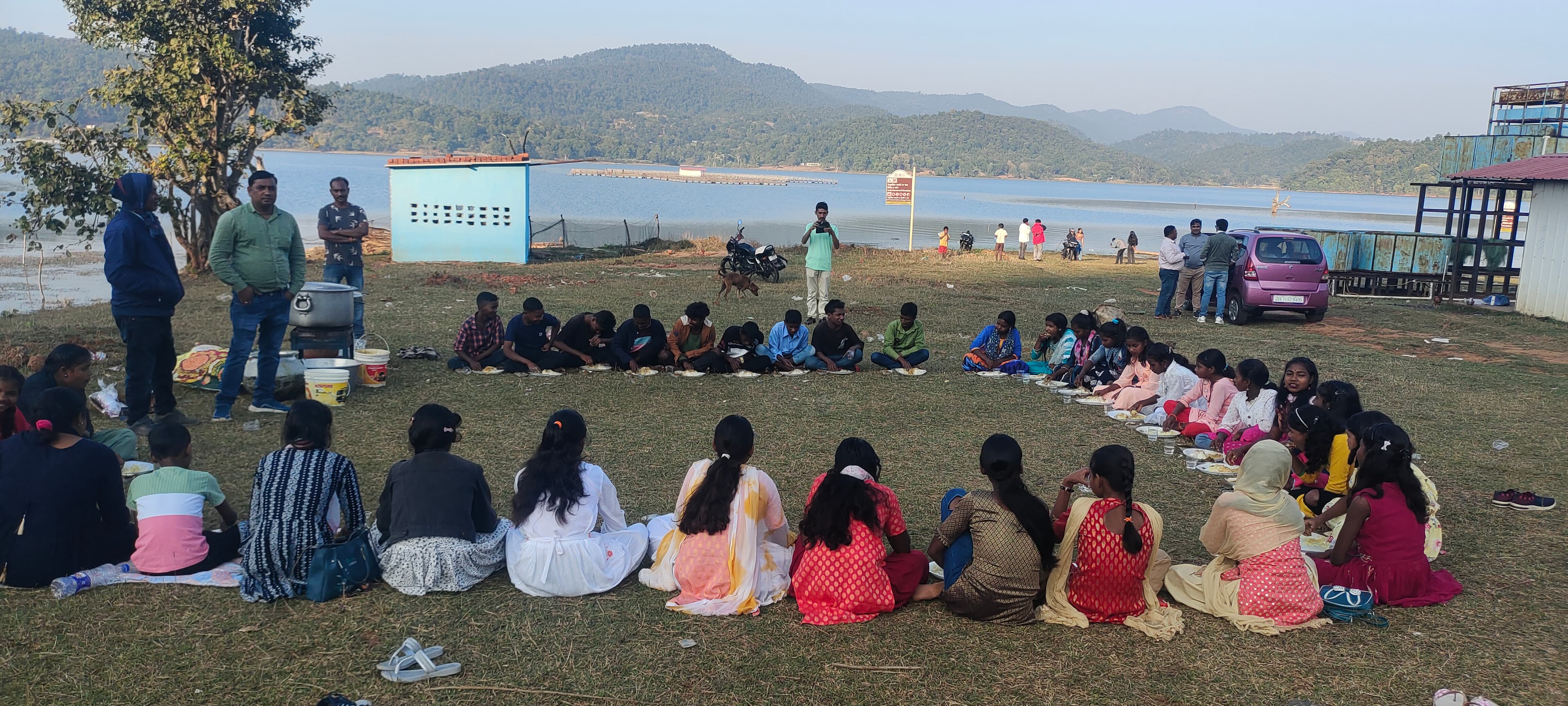 पश्चिमी सिंहभूम : सोनुआ के पंसुवा डैम में पिकनिक को लेकर उमड़ने लगी है सैलानियों की भीड़