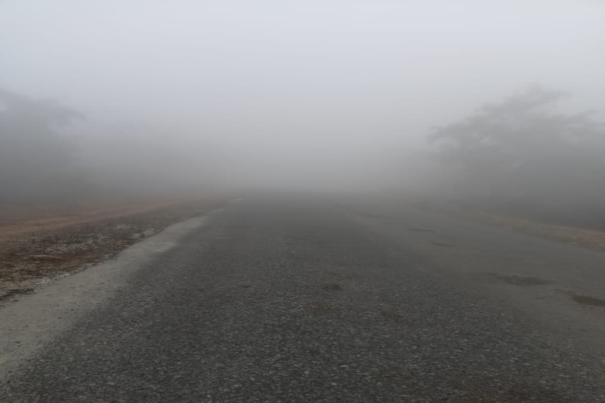 चार दिनों से गढ़वा में दोपहर तक कुहासा, आज भी नहीं निकली धूप, ठंंड से दुबके रहे लोग