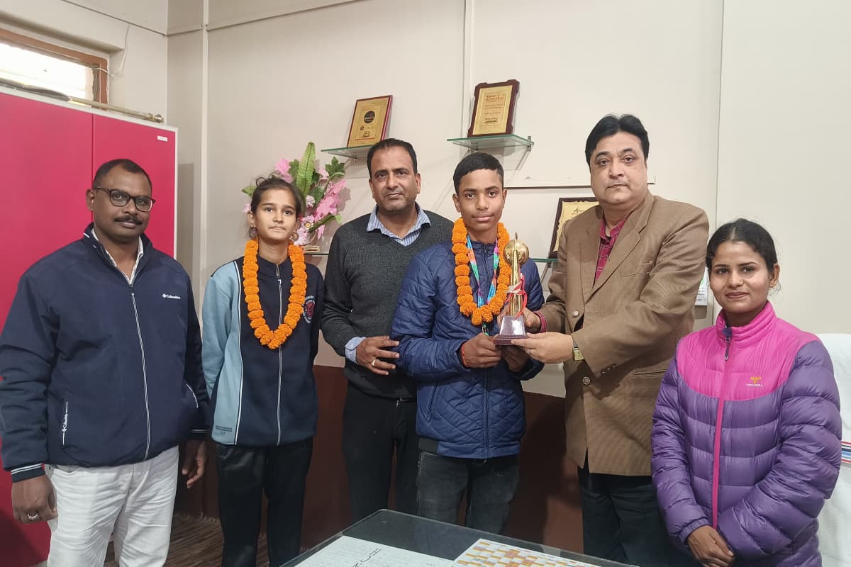 गढ़वा: बॉक्सिंग में विश्वजीत ने जीता कांस्य पदक, विद्यालय ने किया सम्मानित