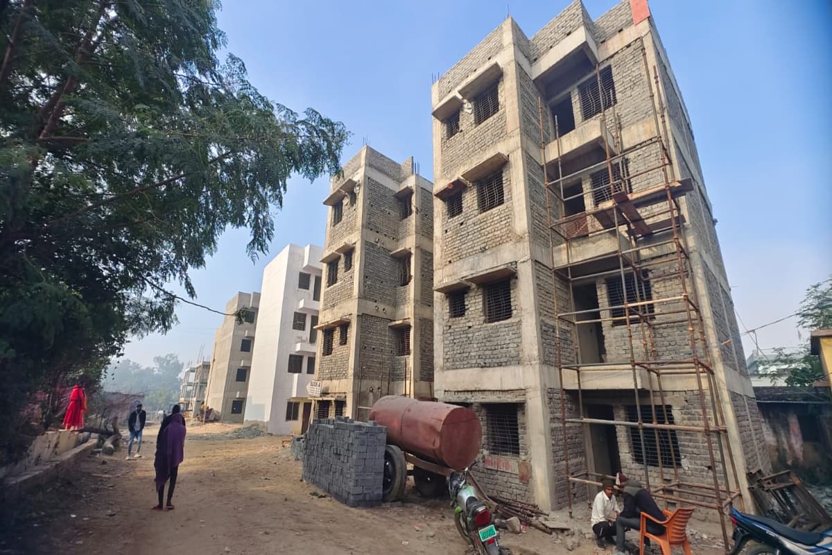 पलामू: पांच साल में भी पूरा नहीं हो सका किफायती आवास परियोजना, धीमी गति से चल रहा कार्य