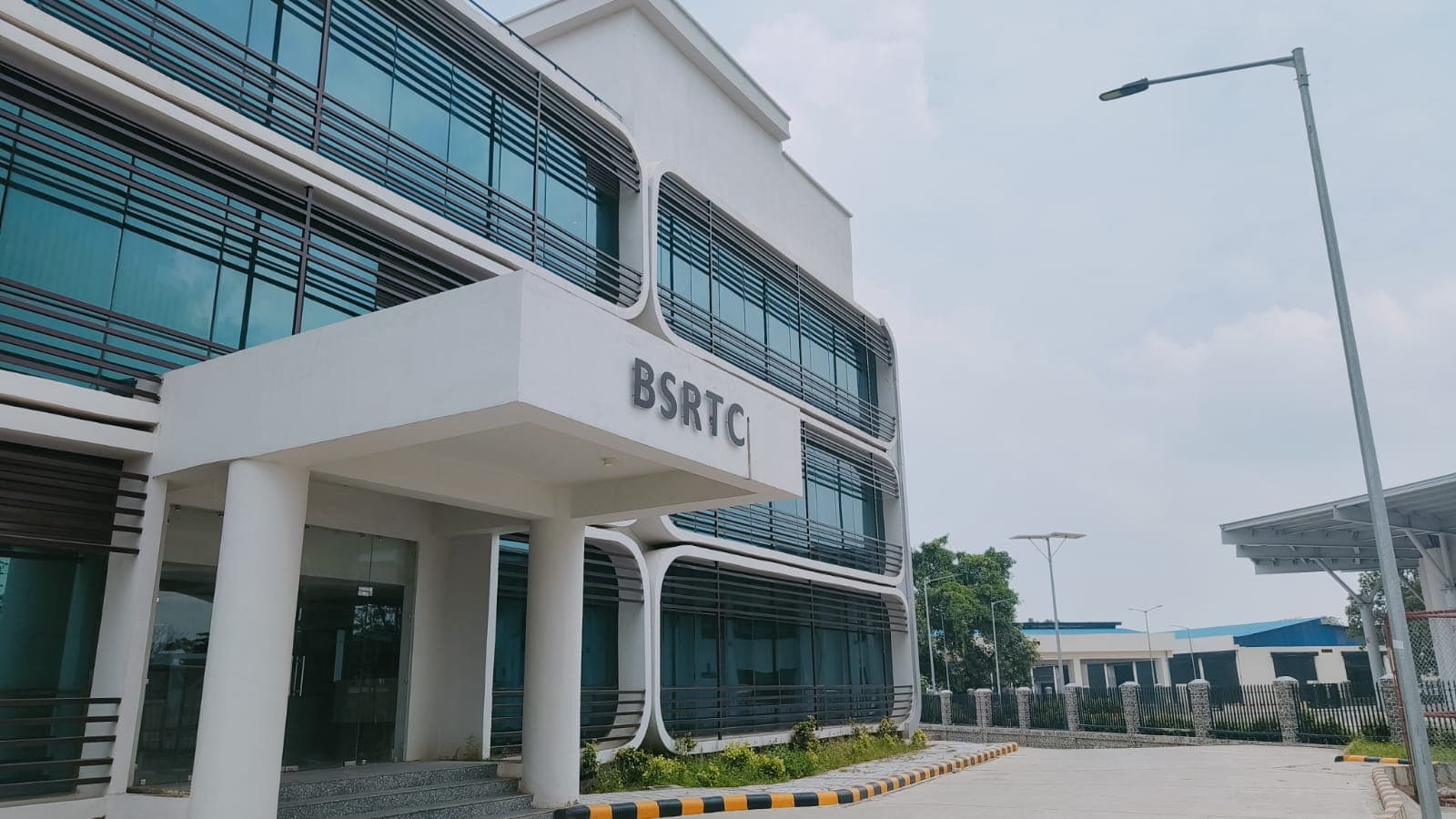 पटना के नये ISBT को उद्घाटन के सात माह बाद भी नहीं मिला बेहतर एप्रोच रोड, जानें कितने बसों का हो रहा परिचालन