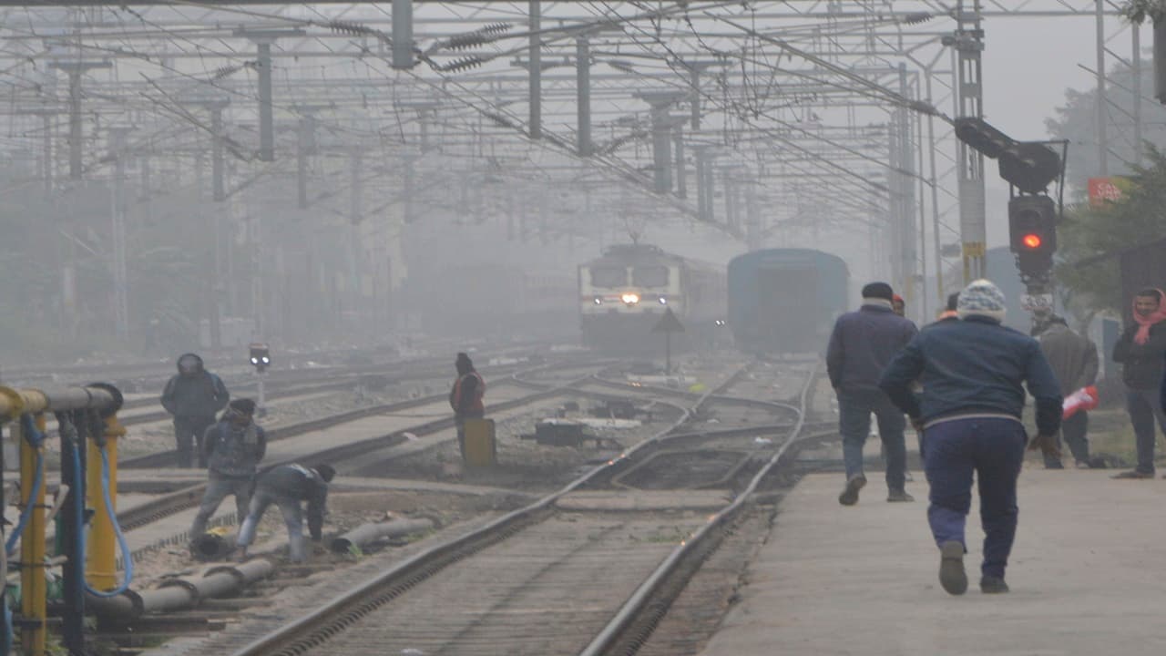 बिहार में कड़कड़ाती ठंड में ठिठुरे लोग, शीतलहर का अलर्ट, देखिए राजधानी पटना में घने कोहरे का कोहराम