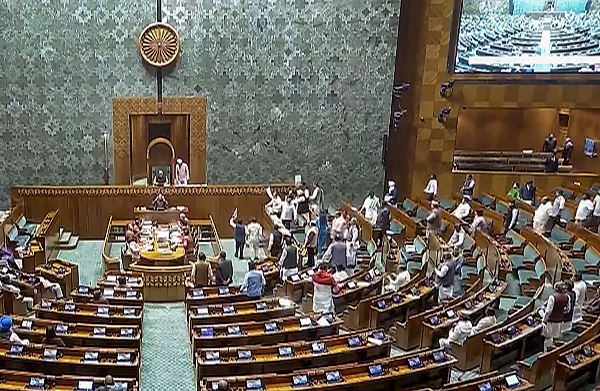 Parliament Winter Session: एक दिन सबसे अधिक 78 सांसद हुए निलंबित, जानिए क्या है मामला