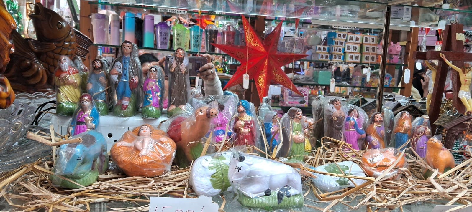 जमशेदपुर में क्रिसमस की चमक : सज गया बाजार, बिकने लगे रंग-बिरंगे स्टार और क्रिसमस ट्री