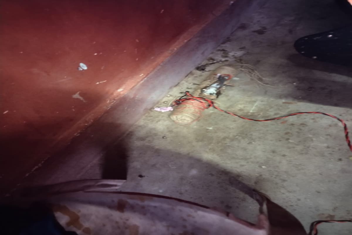 पलामू: घर के बाहर बम विस्फोट, तार और परचा बरामद