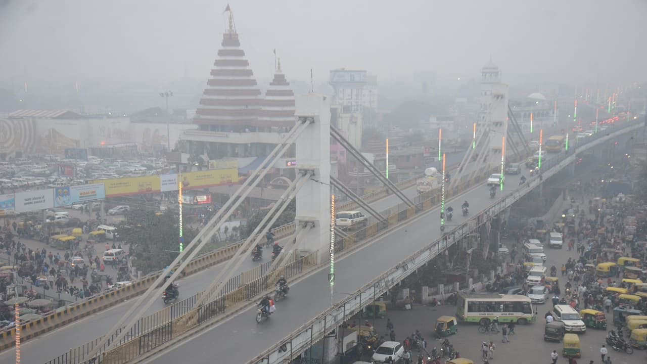 Photos: बिहार में न्यूनतम और अधिकतम तापमान में घटा अंतर, अलाव का सहारा ले रहे लोग, कोहरे में लिपटा शहर