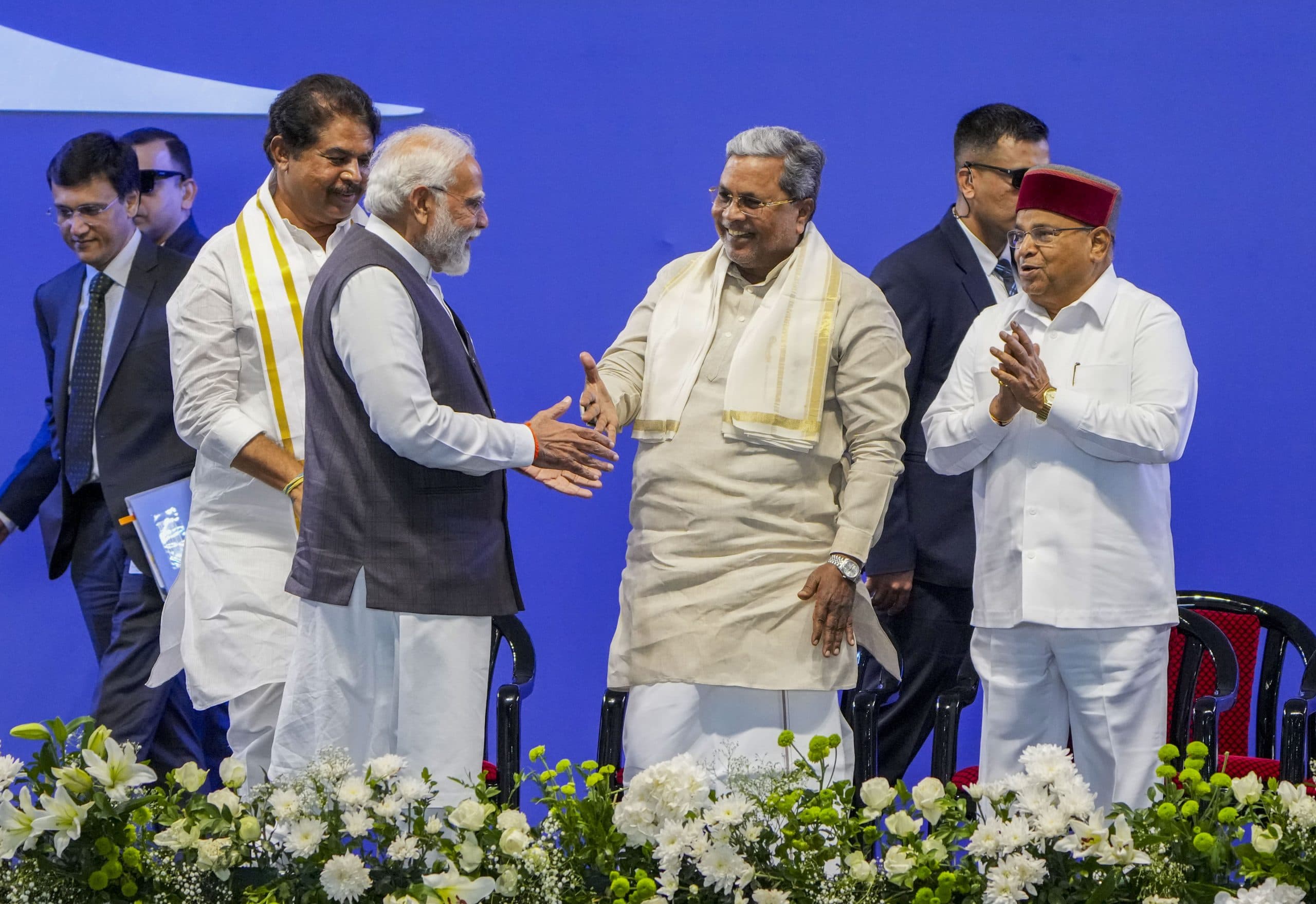 'मुख्यमंत्री जी ऐसा होता रहता है..', जब सिद्धारमैया के सामने लगे मोदी-मोदी के नारे, प्रधानमंत्री ने ली चुटकी