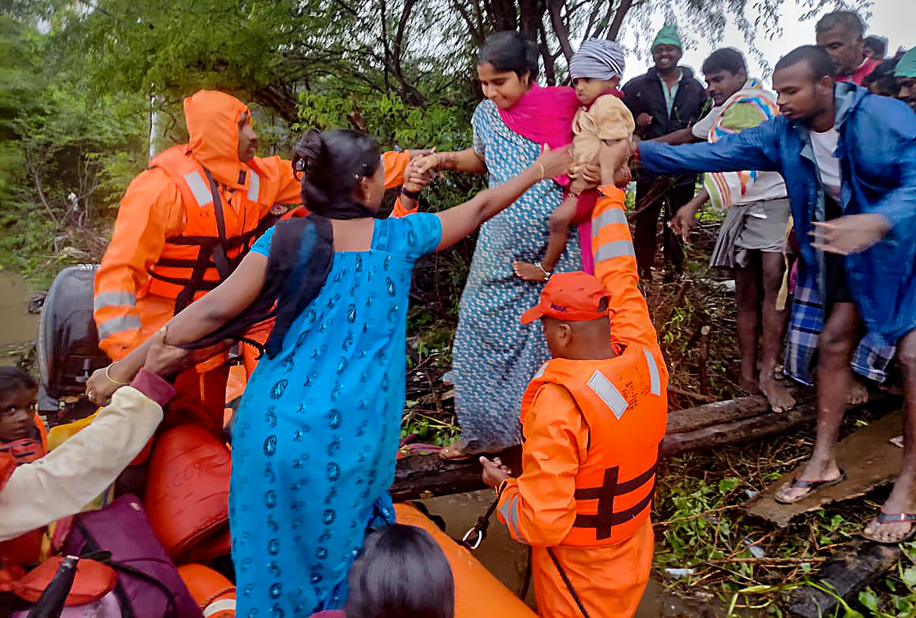 Tamil Nadu: फंसे रेल यात्रियों का हेलीकॉप्टर से हो रहा रेस्क्यू, मौसम विभाग का अलर्ट, आज भी होगी आफत की बारिश!