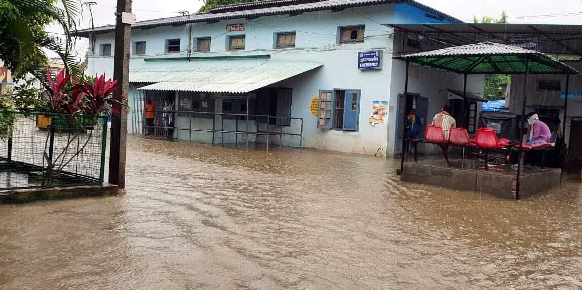 गंडक नदी के बढ़े जलस्तर से आंगनबाड़ी सहित दो दर्जन घरों में घुसा पानी, ऊंचे स्थान पर लोगों ने लिया शरण